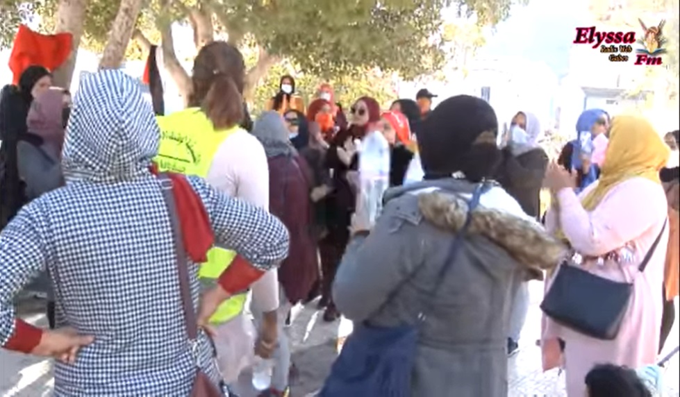 وقفة احتجاجية نظمتها تنسيقية الانتداب حقي بجهة قابس للمطالبة بتفعيل قانون الانتداب و حقهم في التشغيل