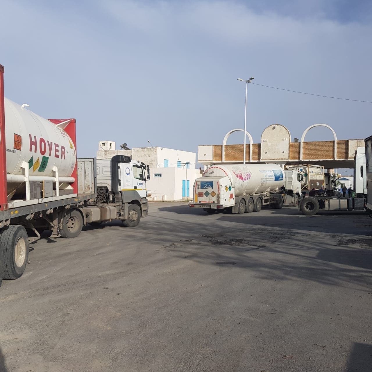 تونس تستلم شحنات أوكسجين من الجزائر