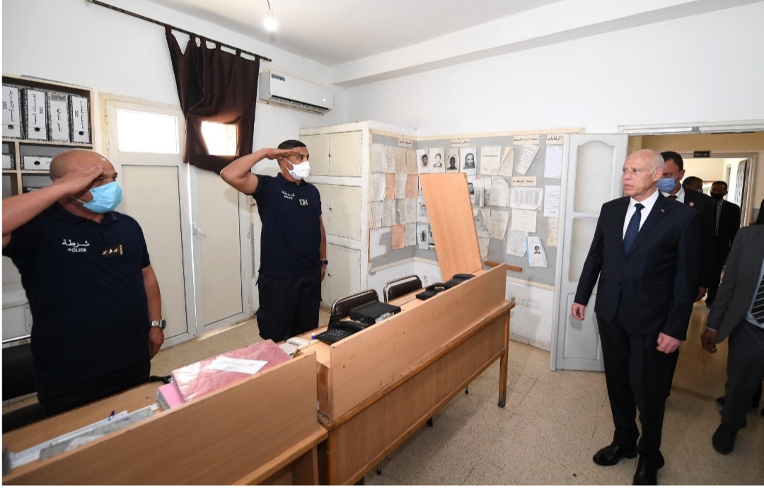 رئيس الدولة يطلع في منطقة الأمن بسيدي حسين على ملابسات الأحداث التي جدت مؤخرا بالمنطقة