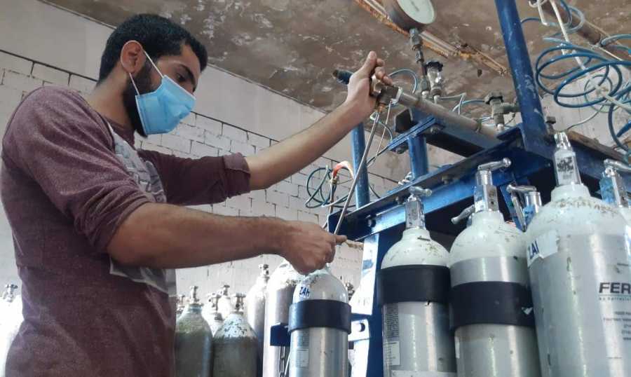  ثلاث شاحنات جزائرية محملة بالأوكسيجين تستعد للدخول إلى تونس