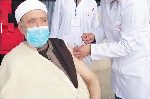مفتي الجمهورية التونسية يتلقّى الجرعة الأولى من لقاح كورونا